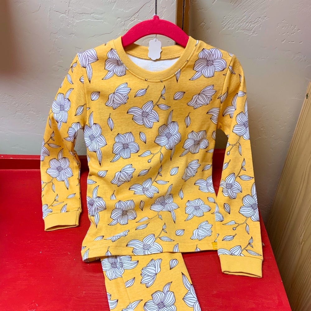 NWT Adorable Yellow Daisy Pajamas